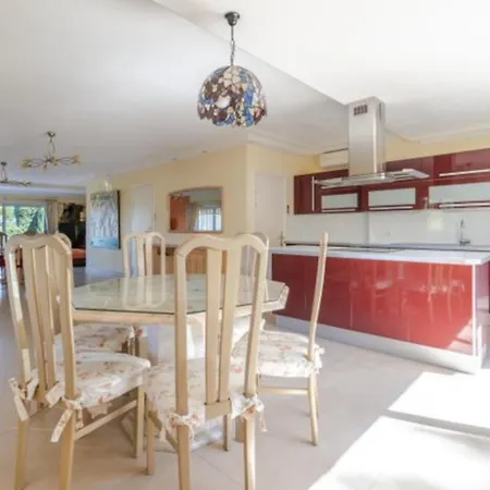 Proche Cannes, Spacieux Appartement, Jardin Et Piscine Prive