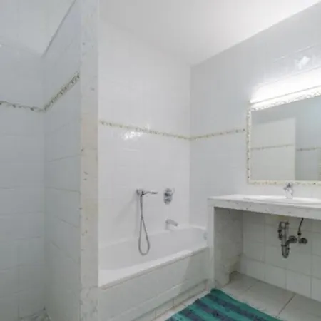 Proche Cannes, Spacieux Appartement, Jardin Et Piscine Prive Vallauris